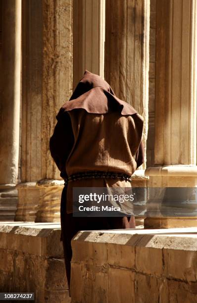 praying monk - christianisme photos et images de collection