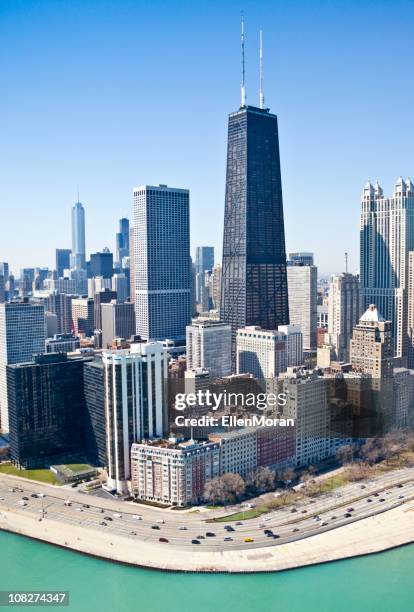 wolkenlosen luftbild der skyline von chicago und den lake shore drive - lake shore drive chicago stock-fotos und bilder
