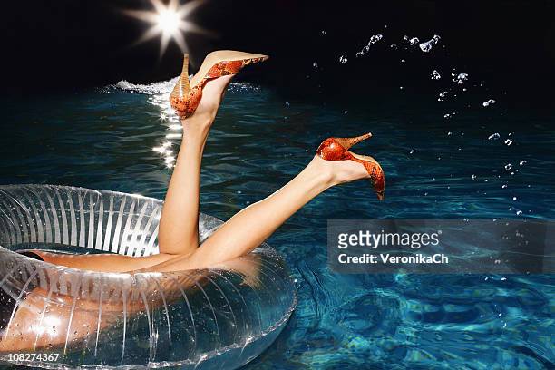 chica en swimmingpool - female foot models fotografías e imágenes de stock