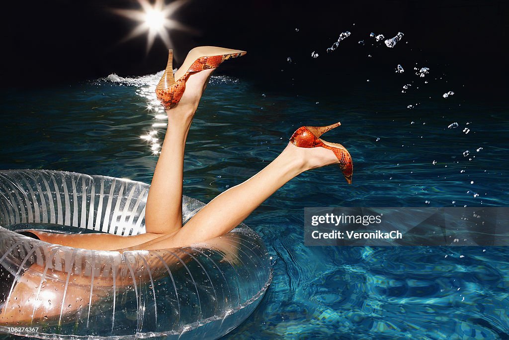 Ragazza in swimmingpool