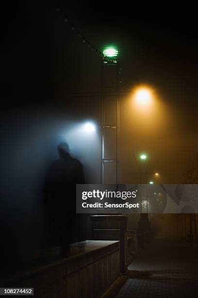 mistery in the night - villain stockfoto's en -beelden