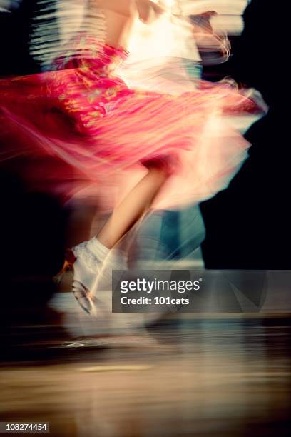 baile para siempre - bailando salsa fotografías e imágenes de stock