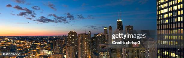 aerial panoramablick von chicago bei sonnenuntergang (xxxl - bright chicago city lights stock-fotos und bilder