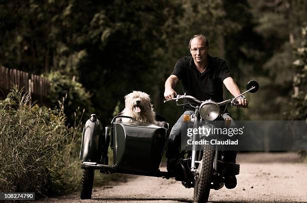 mann und sein hund auf motorrad mit seitlichen auto - dog seat for motorcycle stock-fotos und bilder