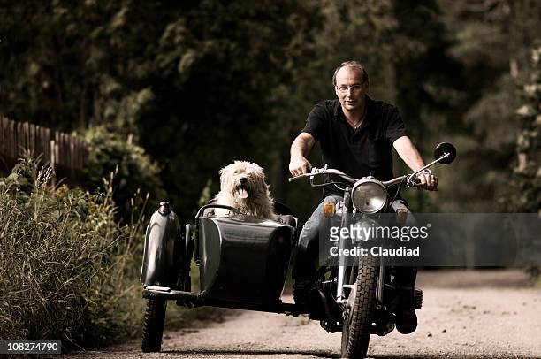 man and his dog on motorcycle with side car - motorcycle side car stock pictures, royalty-free photos & images