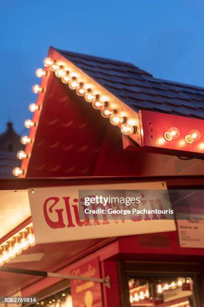 gluhwein sign in christmas market - düsseldorf stockfoto's en -beelden