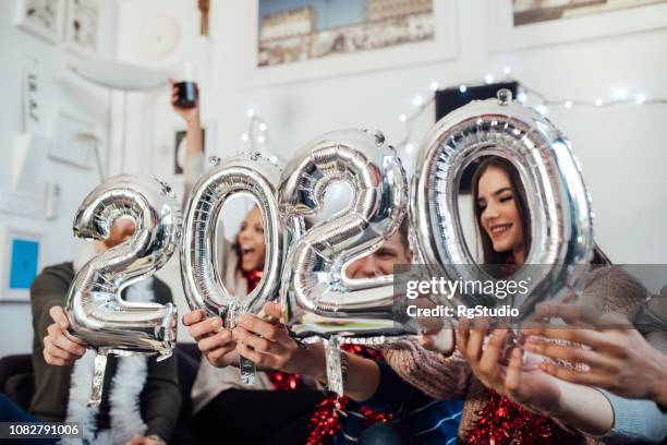 vänner hålla nyår ballonger - happy new year 2020 bildbanksfoton och bilder