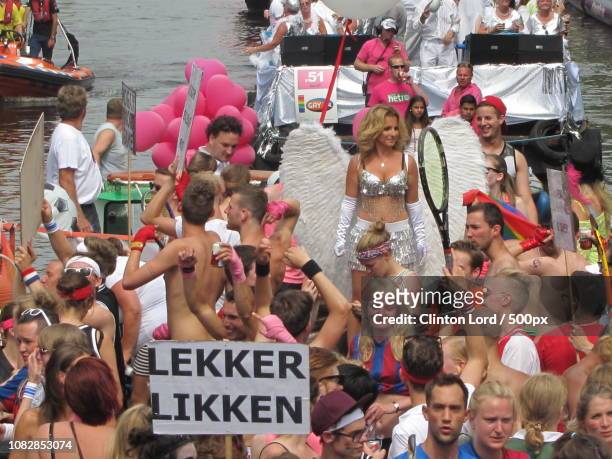 amsterdamse studentevereniging float crew lekker likken banner amsterdam pride canal parade - likken stock-fotos und bilder