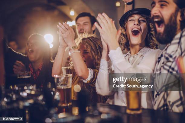 amigos felices en el bar - applauding fotografías e imágenes de stock