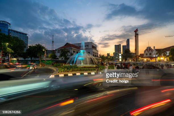 蘇拉巴亞城市噴泉在夜間, 印尼 - surabaya 個照片及圖片檔