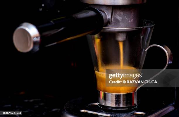 coffee beans - color crema stockfoto's en -beelden