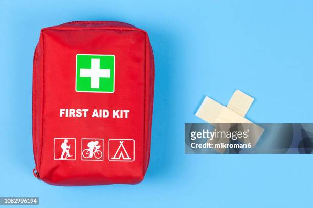 first aid kit - ehbo doos stockfoto's en -beelden