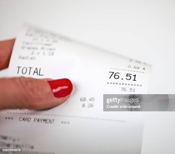 close up of grocery receipt - ladenkasse stock-fotos und bilder