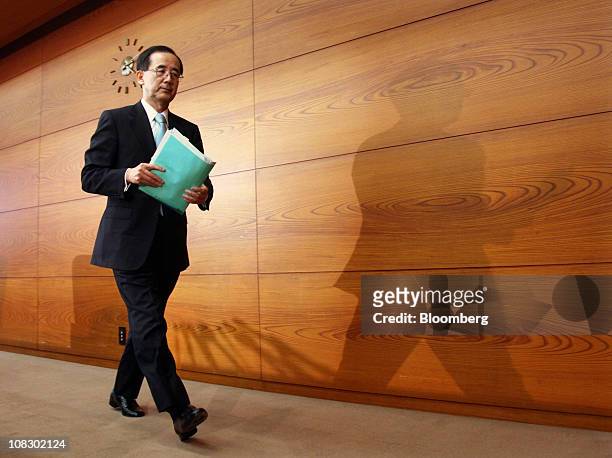 Masaaki Shirakawa, governor of the Bank of Japan, leaves a news conference at the central bank's headquarters in Tokyo, Japan, on Tuesday, Jan. 25,...