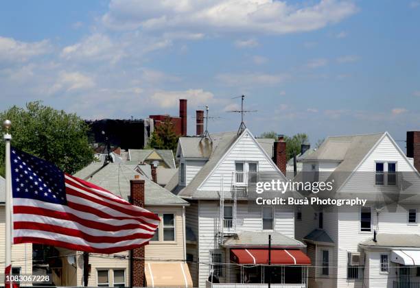 suburban wooden row houses and american flag in brooklyn, new york city - brooklyn brownstone foto e immagini stock