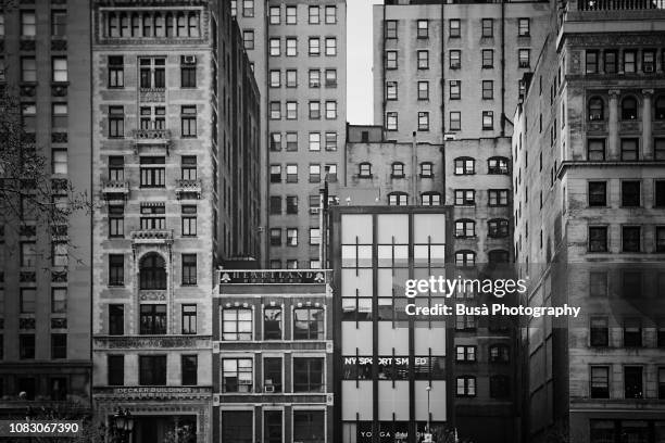 detail of facades of buildings facing union square along broadway. manhattan, new york city - schwarz weiss stock-fotos und bilder
