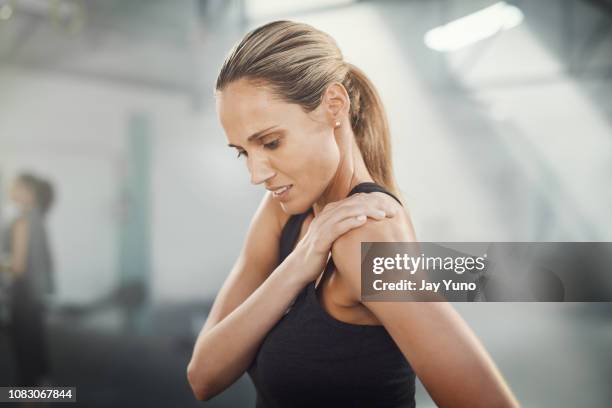 that really hurts - women sport injury imagens e fotografias de stock