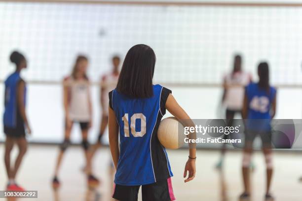 preparándose para un partido - high school volleyball fotografías e imágenes de stock