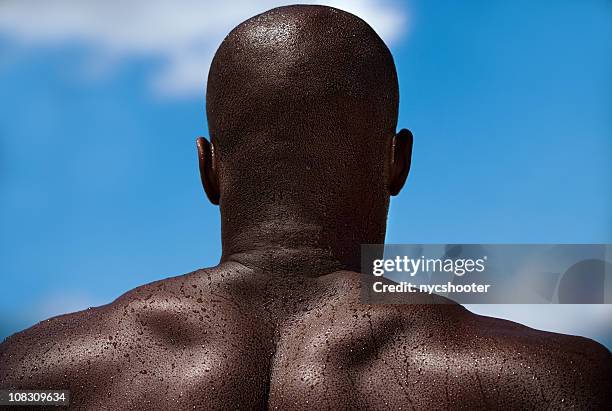 muscular man fotografiadas por detrás. - head and shoulders fotografías e imágenes de stock
