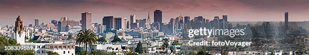 der innenstadt von san francisco stadt skyline von dolores-park panorama kalifornien - mission district stock-fotos und bilder