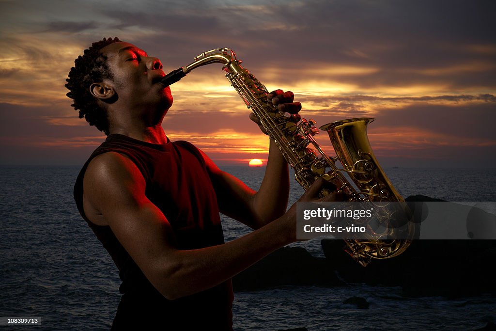 Saxofonista ao pôr do sol