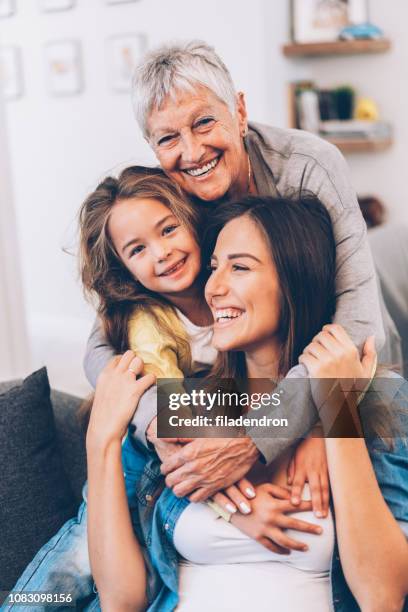 trois femmes de la génération - famille de deux générations photos et images de collection