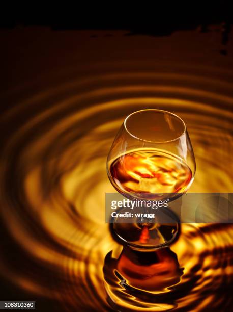 vaso de coñac - cognac fotografías e imágenes de stock