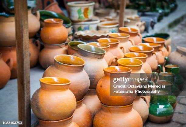 barros y ollas, clay pots at the tianguis/market in the mixtec region. - melting pot foto e immagini stock