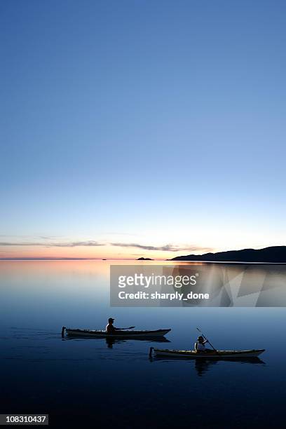 xxxl crepúsculo caiaque - sea kayaking imagens e fotografias de stock