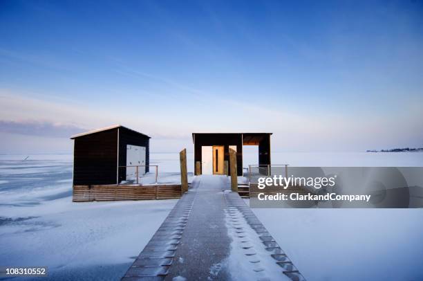 stadio sauna e piscina all'aperto, circondata da ghiaccio della scandinavia - sauna winter foto e immagini stock