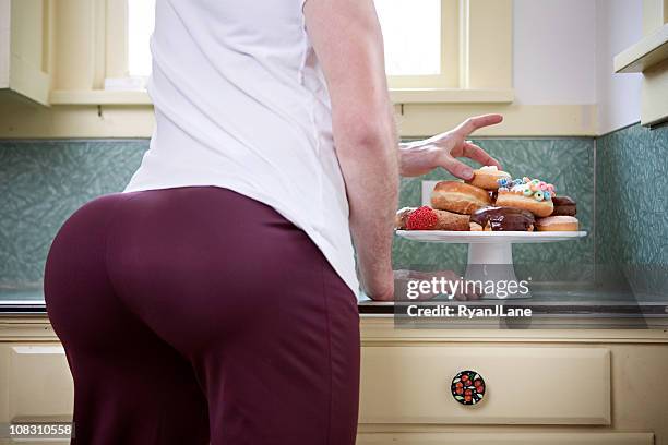 donut butt - chocoladedonut stockfoto's en -beelden