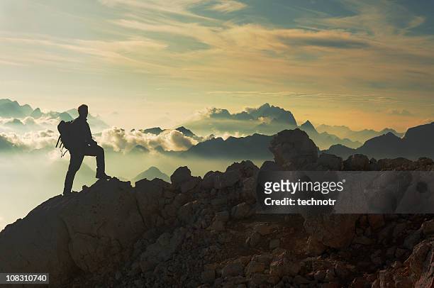 reaching the mountain peak - bergketen stockfoto's en -beelden