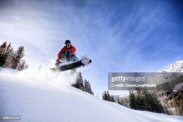 backcountry practicante de snowboard - snowboarding fotografías e imágenes de stock