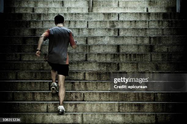 runner training on stair intervals - steil stockfoto's en -beelden