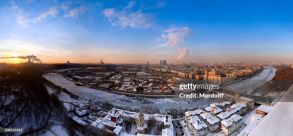 Espetaculares de Moscou panorama de inverno com Rio congelado ao pôr do sol