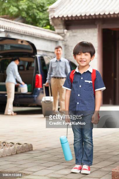 chinese jongen permanent op binnenplaats - chinese car home stockfoto's en -beelden