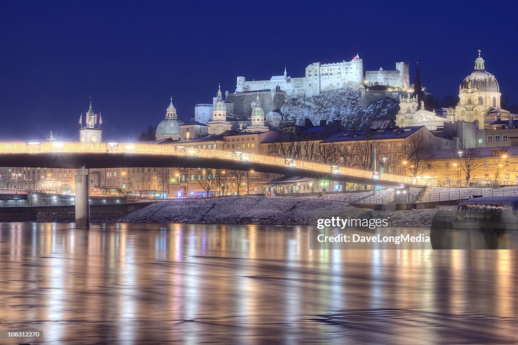 Salzburg Österreich auf einer Winter Nacht