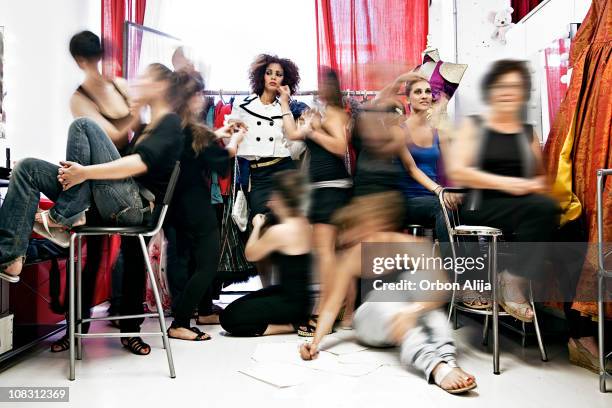 models changing - model backstage stock pictures, royalty-free photos & images