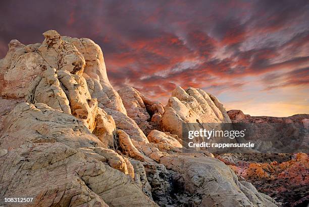 pôr do sol no deserto - valley of fire state park - fotografias e filmes do acervo