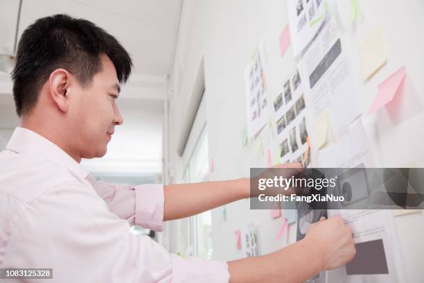 pantalla haciendo de empresario chino en la oficina - storyboard fotografías e imágenes de stock