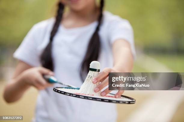 menina chinesa segurando a peteca e raquete de badminton - shuttlecock - fotografias e filmes do acervo