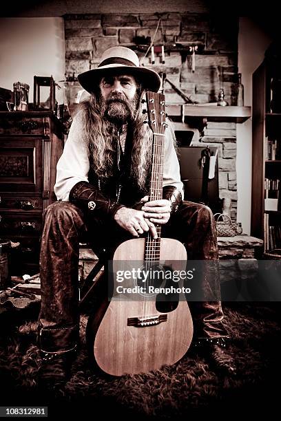 old-fashioned western cowboy posando con guitarra - country and western fotografías e imágenes de stock