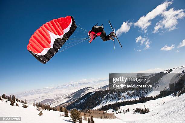 skifahrer über dem canyon - chute ski stock-fotos und bilder