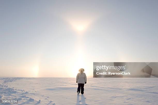 arctic sundogs oder parhelion mit frau in parka. - yellowknife canada stock-fotos und bilder