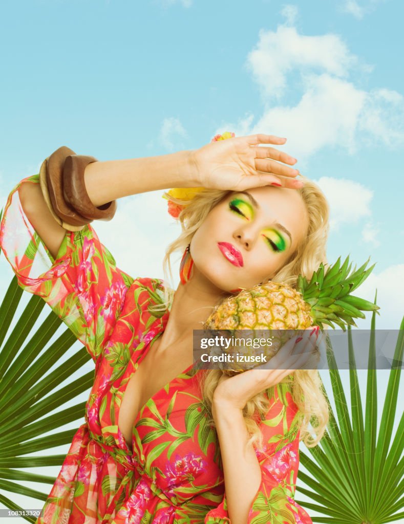 Sommer-Porträt von attraktive blonde Frau hält Ananas-Frucht