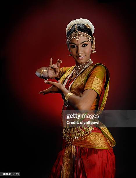 indian dancer (14/15) - female - dancer india stockfoto's en -beelden