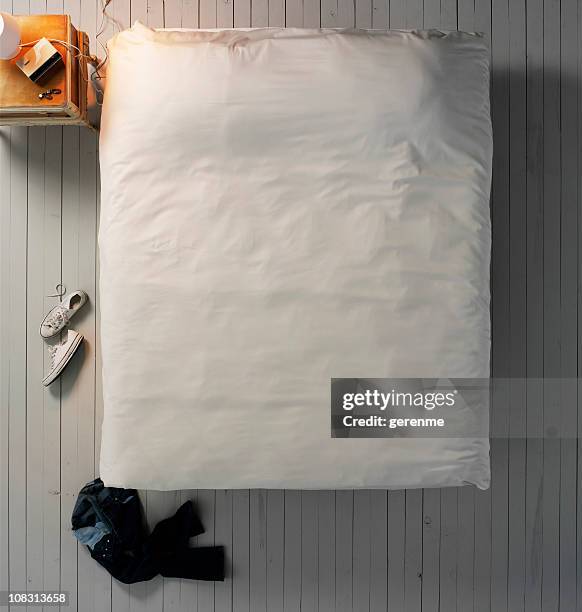 Empty Bed Rrom Above 9,156 Bed From Above Stock Photos, High-Res Pictures, and Images ...