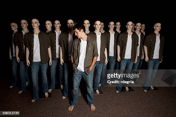 real - standing out in a crowd - klonen stockfoto's en -beelden