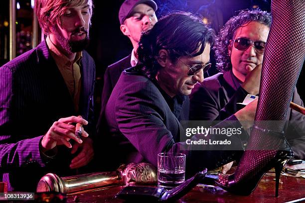 ナイトクラブで飲む男性 - cigar ストックフォトと画像
