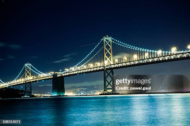 bay bridge à noite - san francisco oakland bay bridge - fotografias e filmes do acervo